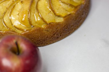 Tatlı jöleli taze elmalı turta.