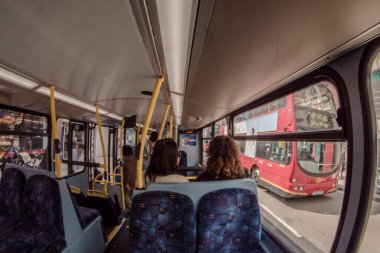LONDON, İngiltere - 30 Mayıs 2016: Londra, İngiltere 'de seyahat eden kırmızı bir otobüsün içindeki yolcular. Londra 'nın içi kırmızı otobüs.