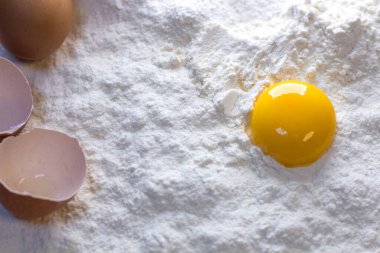 Masaya un serpiştirilmiş yumurta, yemek pişirme konsepti.