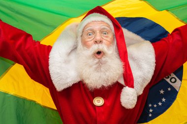 Noel Baba Brezilya 'nın hayranıdır. Brezilya takımının Noel Baba destekçisi. Spor şampiyonası. Brezilya bayrağını tutan Noel Baba. Futbol maçı.