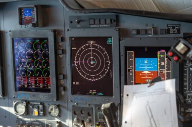Vitria da Conquista, Bahia, Brezilya - Mayıs 2019: Brezilya Hava Kuvvetleri 'nden Herkül C-130 uçağının içi. Askeri uçak paneli.