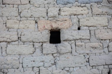 Eski kırsal evlerin yıpranmış tuğlaları.