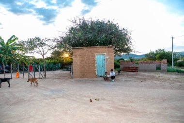 BAHIA, BRAZIL - CIRCA MAYIS, 2019: Quilombola 'daki evlerinin kapısındaki çocuklar 