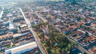 Jardinopolis, Sao Paulo / Brazil - Ağustos 2019: Jardinopolis şehir merkezinin hava görüntüsü. Şehir merkezindeki ana kiliseyi görebilirsiniz..