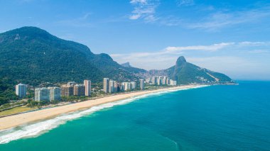 Favela da Rocinha 'nın hava manzarası, Brezilya' nın Rio de Janeiro dağındaki en büyük gecekondu mahallesi, ve şehrin arkasındaki Skyline.