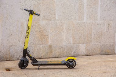 Rio de Janeiro, Rio de Janeiro / Brezilya - Ekim 2019: Rio de Janeiro şehir merkezinde kaldırıma park etmiş elektrikli scooter