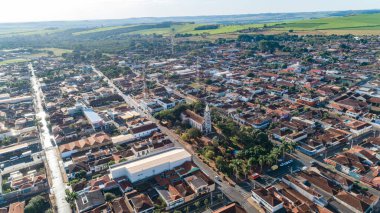 Jardinopolis, Sao Paulo / Brazil - Ağustos 2019: Jardinopolis şehir merkezinin hava görüntüsü. Şehir merkezindeki ana kiliseyi görebilirsiniz..