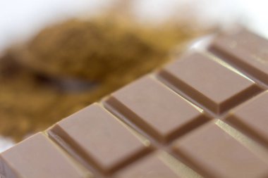 Beyaz masa arkasında rendelenmiş çikolata