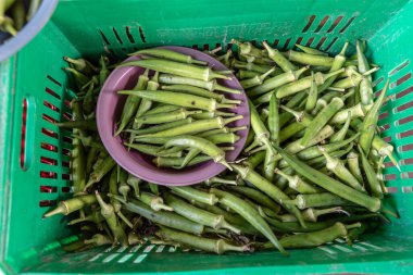 Parlak yeşil bamya yığını piyasa görüntüsü için hazır