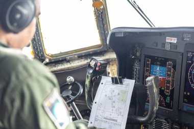 Vitria da Conquista, Bahia, Brezilya - Mayıs 2019: Brezilya Hava Kuvvetleri 'nden Herkül C-130 uçağının içi. Askeri uçak paneli.