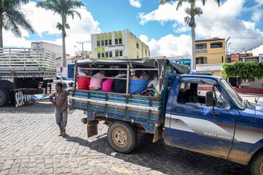 BAHIA, BRAZIL - CIRCA MAYIS, 2019: açık minibüsün içindeki insanlar, şehrin yasadışı taşımacılığı. Bahia 'da işçilerin nakliyesi