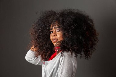 Afro saç stili ve cazibeli makyajlı Afro-Amerikan kadının güzel portresi. Brezilyalı kadın. Karışık ırk. Kıvırcık saçlı. Saç stili. Siyah arkaplan.