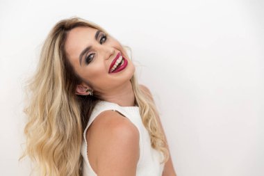 Güzel, genç, şehvetli bir kadın yatak odasında.