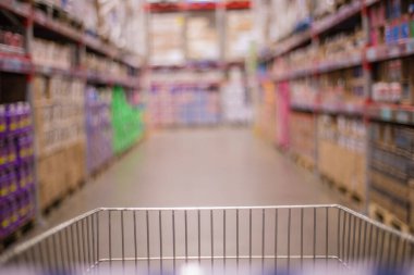 Bulanık alışveriş merkezinde alışveriş arabası.
