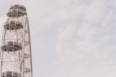 Londra, İngiltere - 30 Mayıs 2016: Londra Gözü 'ne yakın çekim. Londra Gözü 32 kapsüle sahiptir ve Avrupa 'nın en büyük dönme dolabıdır..