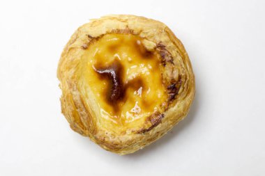 Beyaz arkaplanda yumurta tartı izole