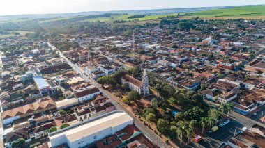 Jardinopolis, Sao Paulo / Brazil - Ağustos 2019: Jardinopolis şehir merkezinin hava görüntüsü. Şehir merkezindeki ana kiliseyi görebilirsiniz..