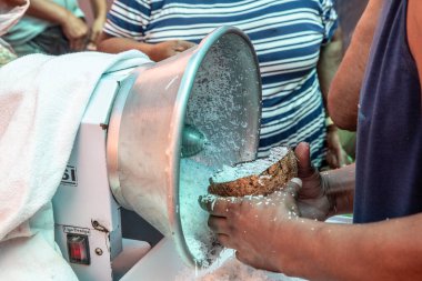 Adam hindistan cevizi gevreğini kaldırıyor, yakın plan. 