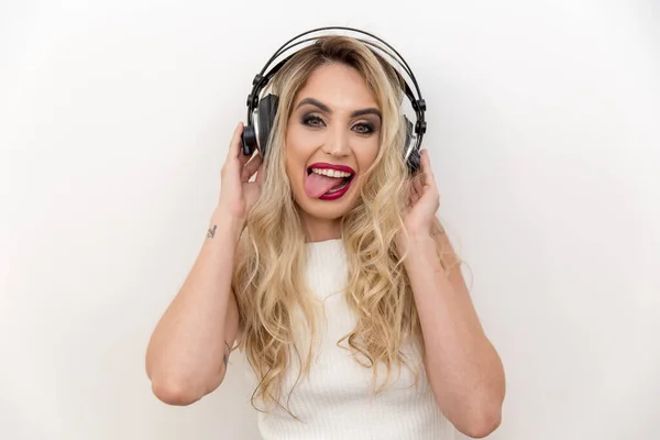 Kulaklıklı Genç Bir Kadın Şarkıcının Portresi Müzik Dinliyordum Mutluluk Ifadesi — Stok fotoğraf