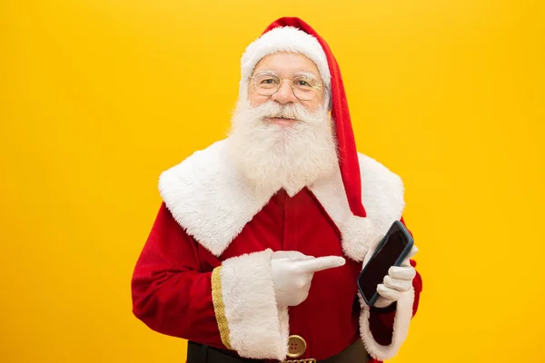 Papai Noel Com Celular Fundo Amarelo Conceito Comunicação Empresas Telefonia — Fotografia de Stock