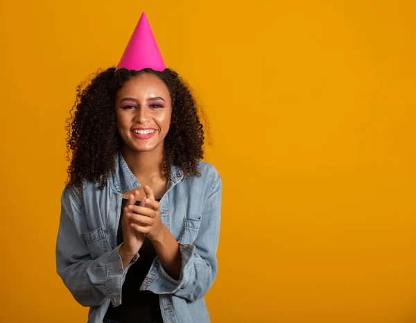 Junge Afroamerikanerin Mit Geburtstagsmütze Auf Gelbem Hintergrund Mit Einem Fröhlichen — Stockfoto