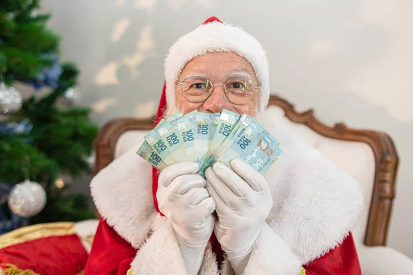 Santa Claus Počítá Brazilské Účty Skutečné Poznámky 100 Poznámek Reais — Stock fotografie