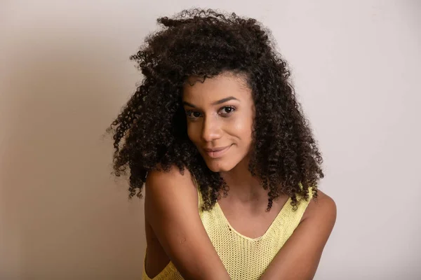 Kıvırcık Saçlı Kameraya Bakıp Gülümseyen Genç Afro Amerikalı Kadın Kıvırcık — Stok fotoğraf