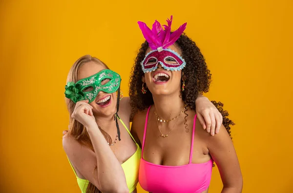 Mulheres Bonitas Vestidas Para Noite Carnaval Mulheres Sorridentes Prontas Para — Fotografia de Stock