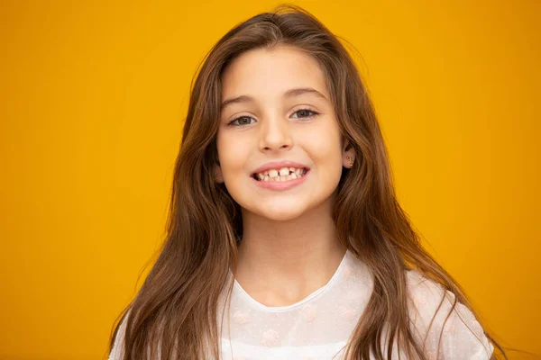 Retrato Uma Menina Sorridente Feliz Fundo Amarelo — Fotografia de Stock