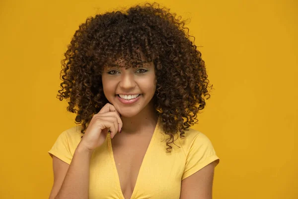 Jovem Latina Encaracolado Mulher Posando Fundo Amarelo Brilhante — Fotografia de Stock