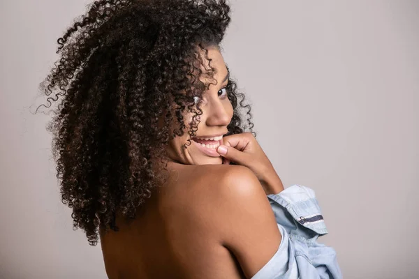 Молодая Афро Американка Вьющимися Волосами Смотрит Камеру Улыбается Симпатичная Афро — стоковое фото