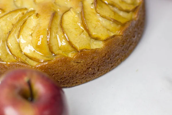 Tatlı jöleli taze elmalı turta.