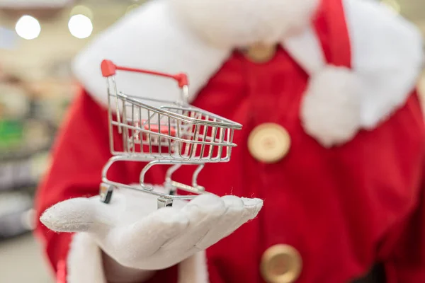 Santa Claus Haciendo Compras Supermercado Está Mostrando Mini Carro Navidad —  Fotos de Stock