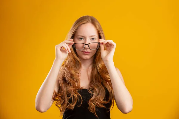 Belle Jeune Rousse Aux Cheveux Bouclés Heureuse Avec Ses Lunettes — Photo