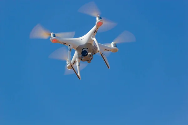 Drone Bianco Che Vola Sfondo Cielo Blu — Foto Stock