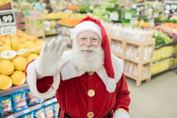 Babbo Natale Spesa Supermercato Sta Spingendo Carrello Pieno Natale Concetto — Foto Stock