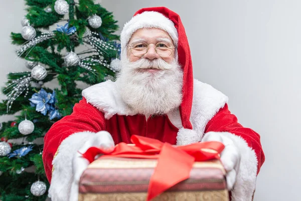 Babbo Natale Offre Regalo Alla Macchina Fotografica Ricevo Regali Natale — Foto Stock