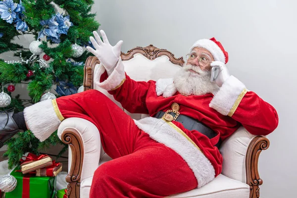 Babbo Natale Utilizzando Uno Smartphone Sto Parlando Telefono Con Bambino — Foto Stock