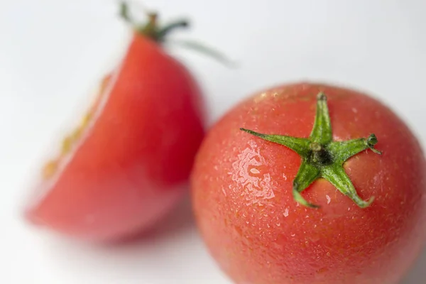 Makroaufnahme Reifer Roter Tomaten Auf Weißem Tischhintergrund — Stockfoto