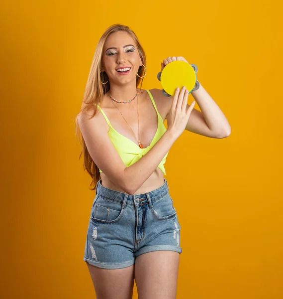 Elinde Oyuncak Tef Olan Sarışın Uzun Saçlı Bir Kadın Sarı — Stok fotoğraf