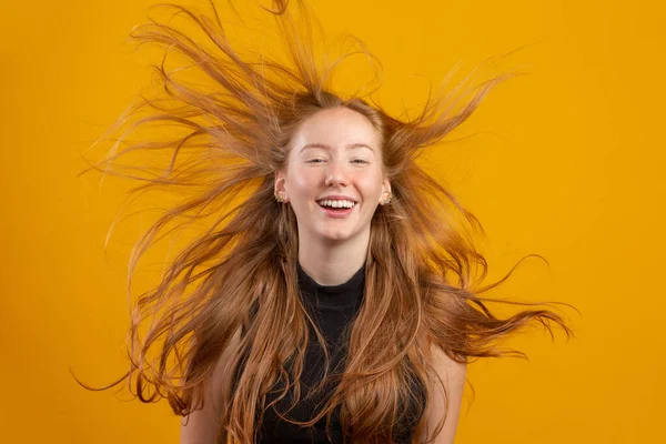 Portrait Belle Rousse Gaie Fille Aux Cheveux Volants Souriant Regardant — Photo