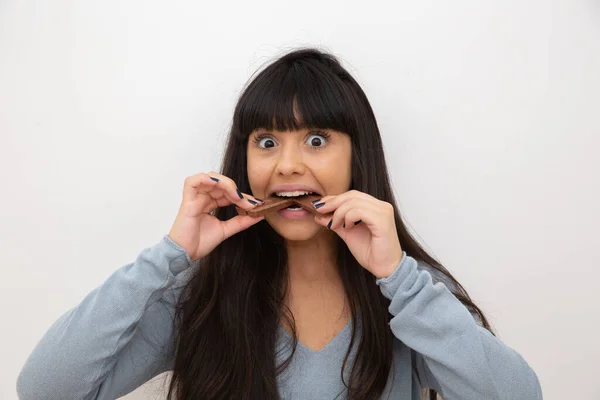 Jonge Vrouw Die Chocolade Eet Concept Van Verslaafd — Stockfoto