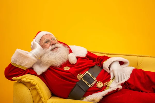 Santa Claus Sedí Žlutém Gauči Žlutém Pozadí Kopírovacím Prostorem Žlutá — Stock fotografie