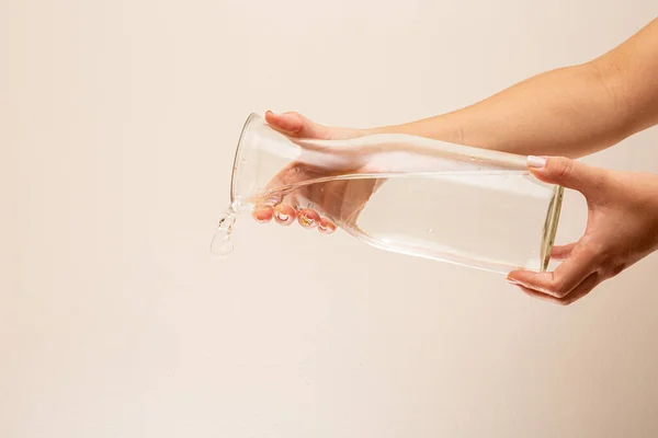 Вода Наливається Склянку Вода Ллється Розщеплення Води Білому Тлі — стокове фото