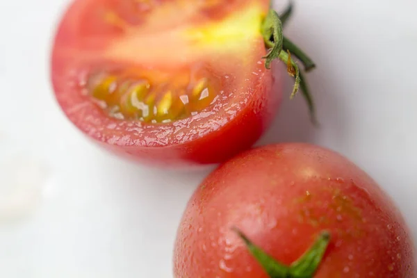 Makroaufnahme Reifer Roter Tomaten Auf Weißem Tischhintergrund — Stockfoto