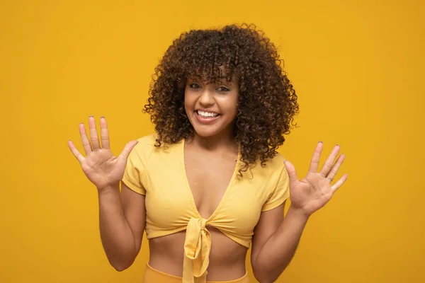 Jovem Latina Encaracolado Mulher Posando Fundo Amarelo Brilhante — Fotografia de Stock