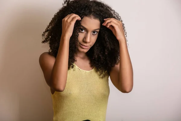 Jovem Afro Americana Com Cabelo Encaracolado Olhando Para Câmera Sorrindo — Fotografia de Stock