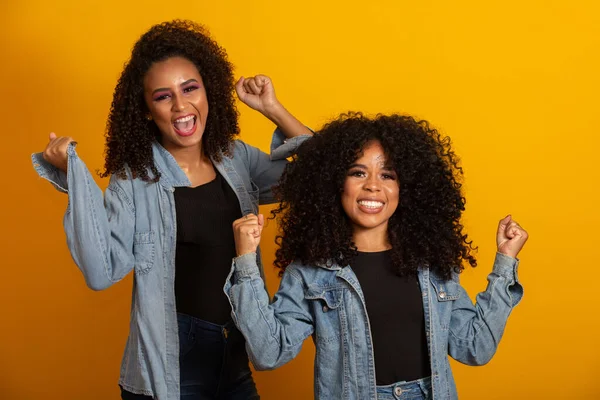 Dois Belos Amigos Afro Abraçados Conceito Melhores Amigos Irmãs — Fotografia de Stock