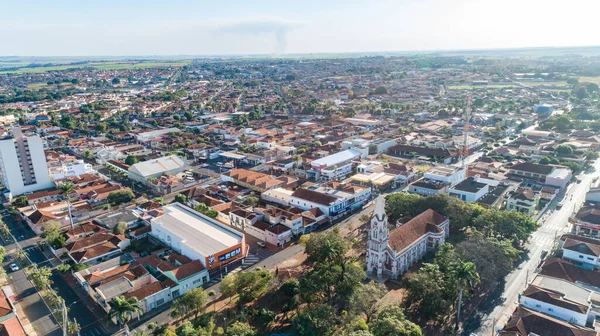 Jardinopolis, Sao Paulo / Brazil - Ağustos 2019: Jardinopolis şehir merkezinin hava görüntüsü. Şehir merkezindeki ana kiliseyi görebilirsiniz..