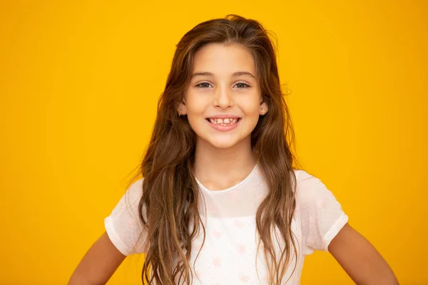 Retrato Uma Menina Sorridente Feliz Fundo Amarelo — Fotografia de Stock
